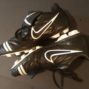 Nike Youth Cleated Soccor Shoes 2Y
